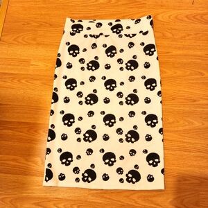 82 Days medium pencil skirt white with black skulls
